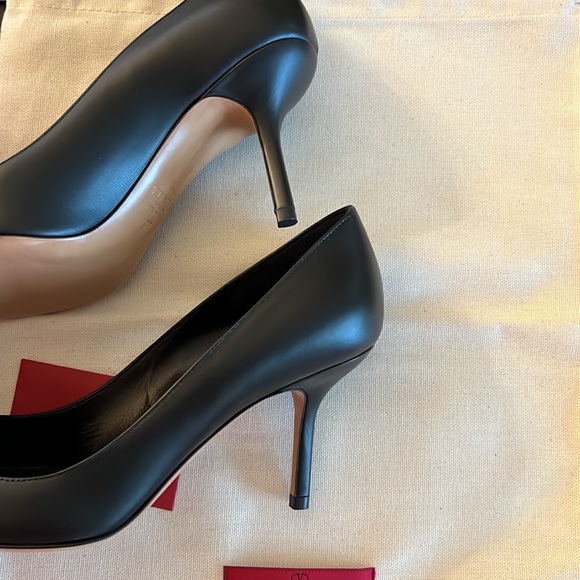 New VALENTINO GARAVANI V Logo Signature Black Leather Pumps EUR 37 N/B - Picture 11 of 16